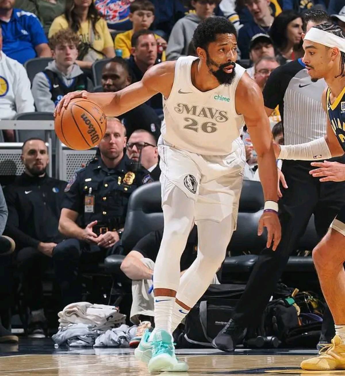 关于夏洛特黄蜂转会期篮板制胜，志在欧篮联名次提升，球迷炸锅，赛程密集仍需轮换的信息