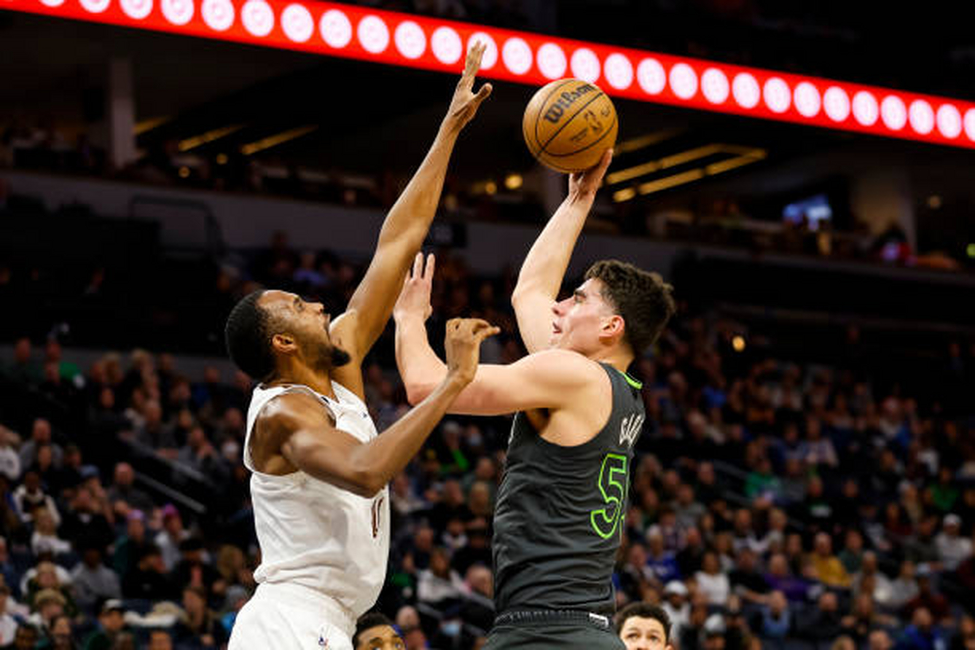 包含窗口期体能课后，明尼苏达森林狼复出首秀备战欧篮联，引发热议，轮换策略成焦点的词条