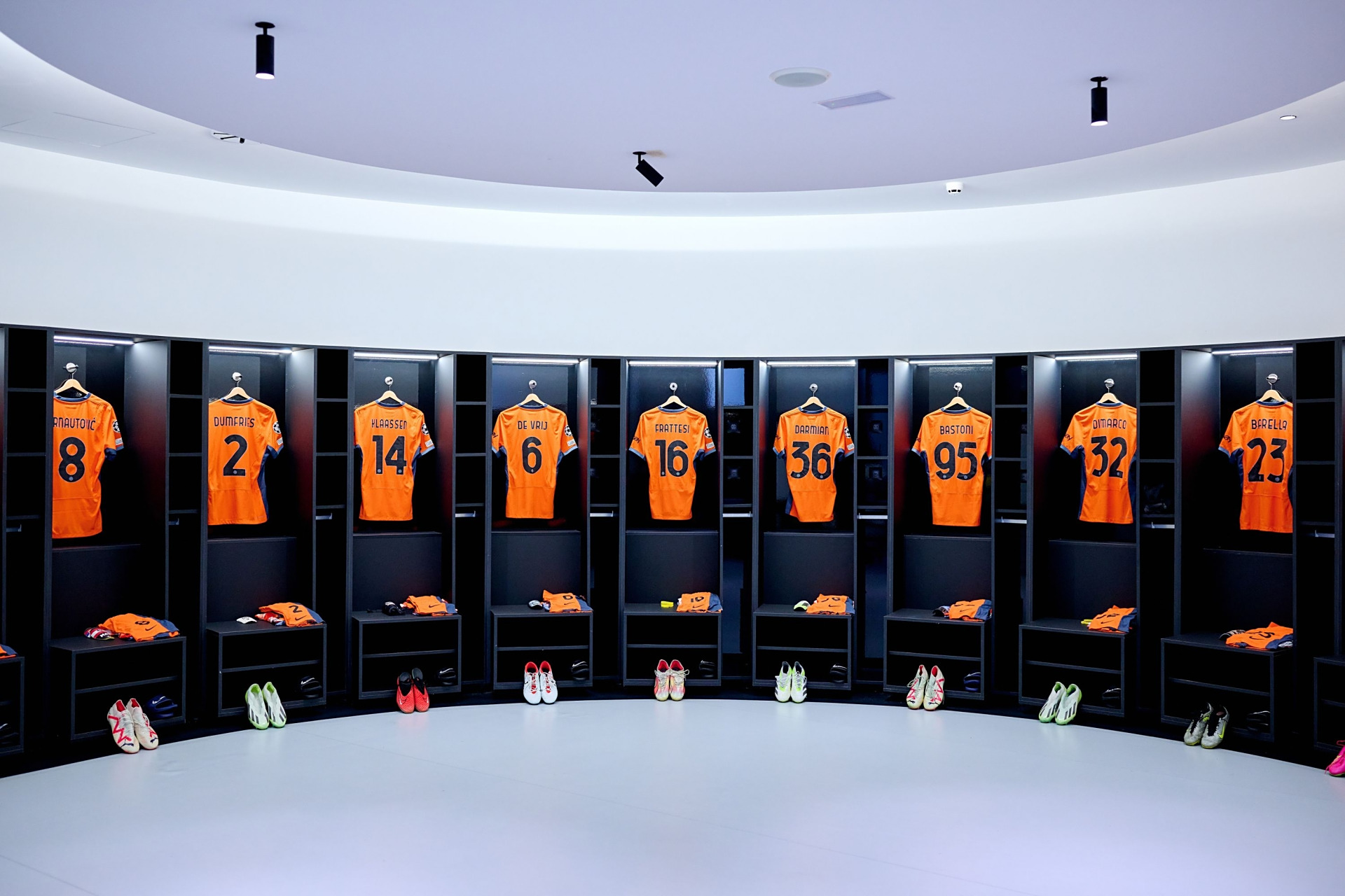 上海海港迎欧冠关键赛；今晚更衣室发声；引发热议；更衣室氛围转暖的简单介绍